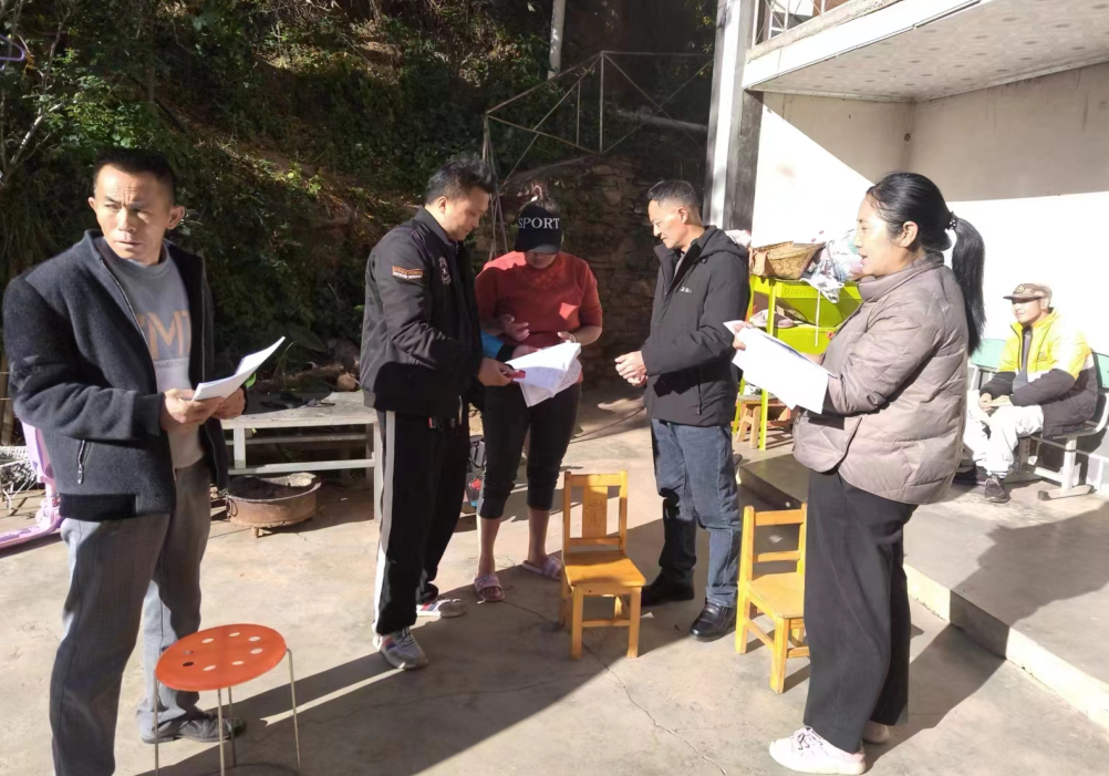 烟袋镇:结合重点工作入户开展法治宣传 - 九龙县人民政府