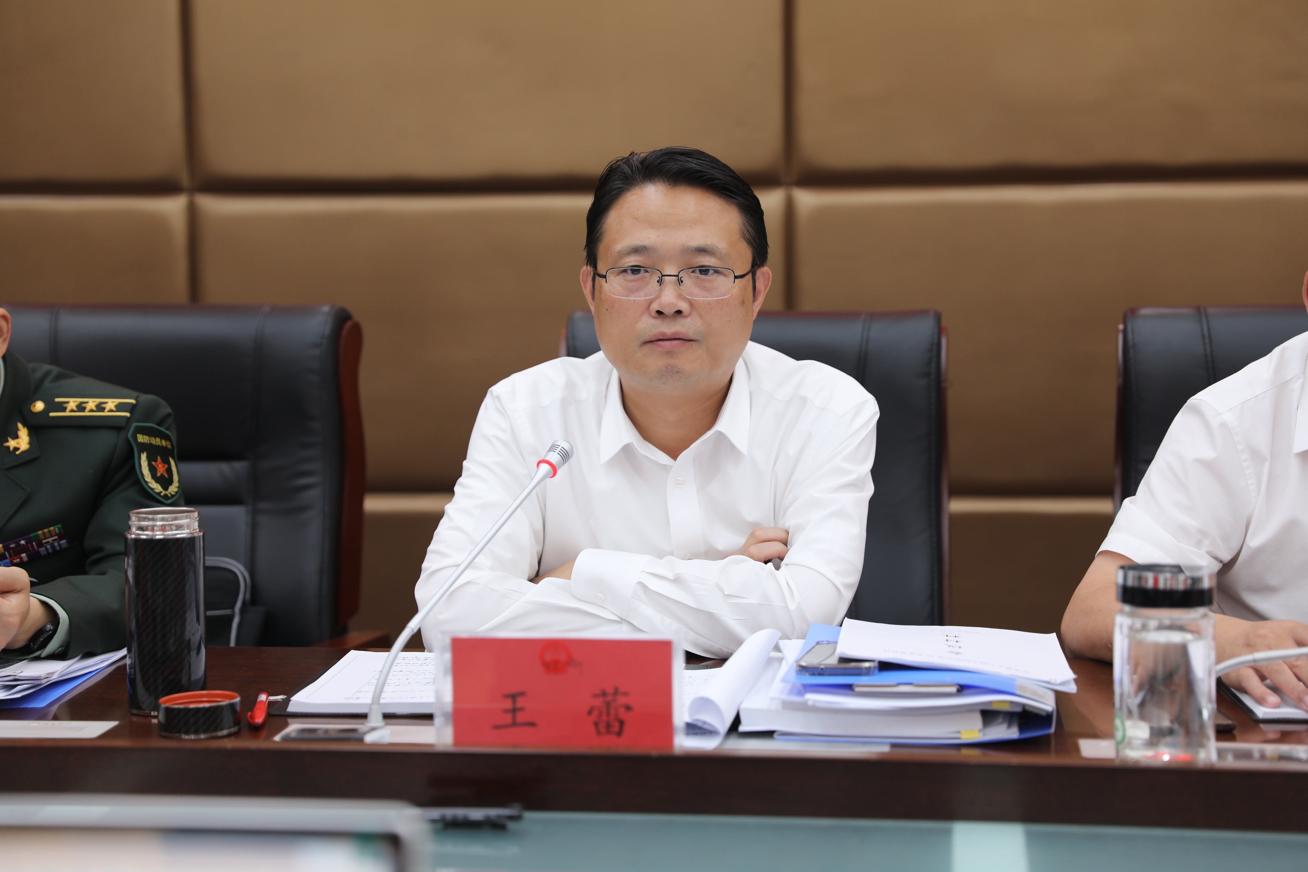 王蕾主持召开县十八届人民政府第24次常务会议