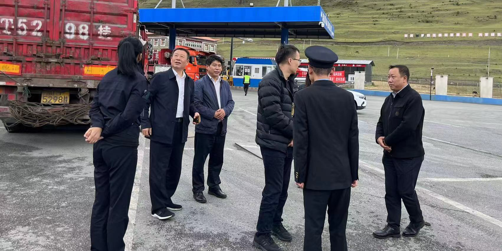 尹天林副市长陪同省道安委工作组新都桥超限站检查工作