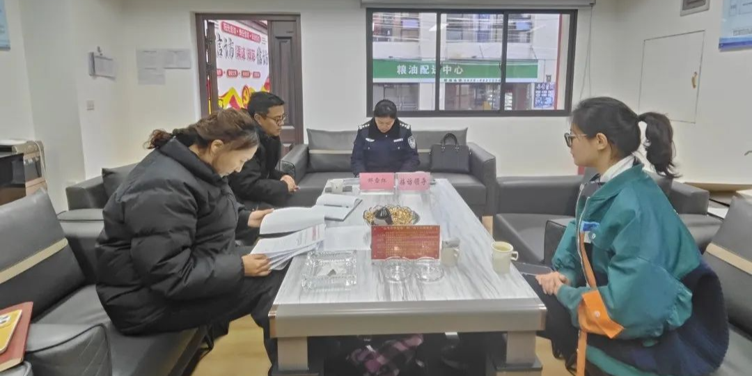 副县长、公安局长邹雪红到县群众接访中心接访