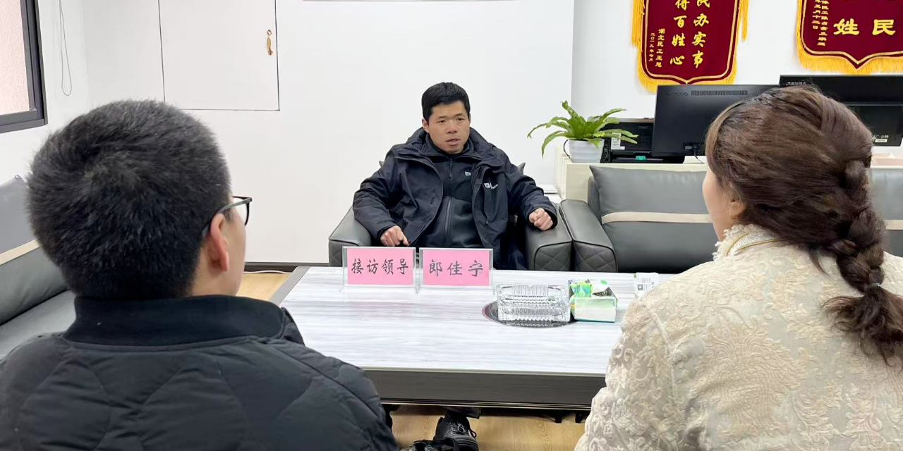 县委常委、副县长郎佳宁到县群众接访中心接访