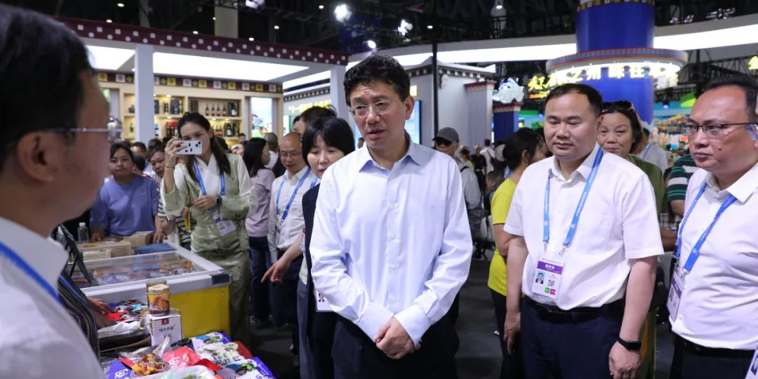 冯发贵在第二十届西博会巡馆时强调 用好展会平台 展示甘孜风采让“圣洁甘孜”赢得更广阔市场