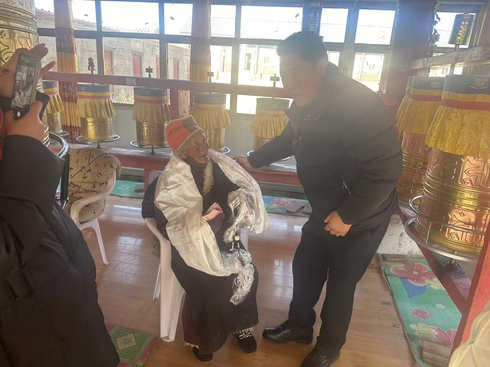 深入联系乡慰问优秀村干部党员，百岁老人