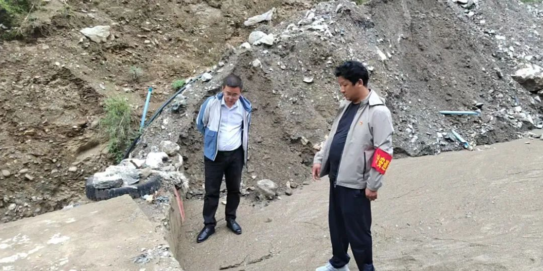 副县长李辉到洞松乡督查防洪沟修建工程