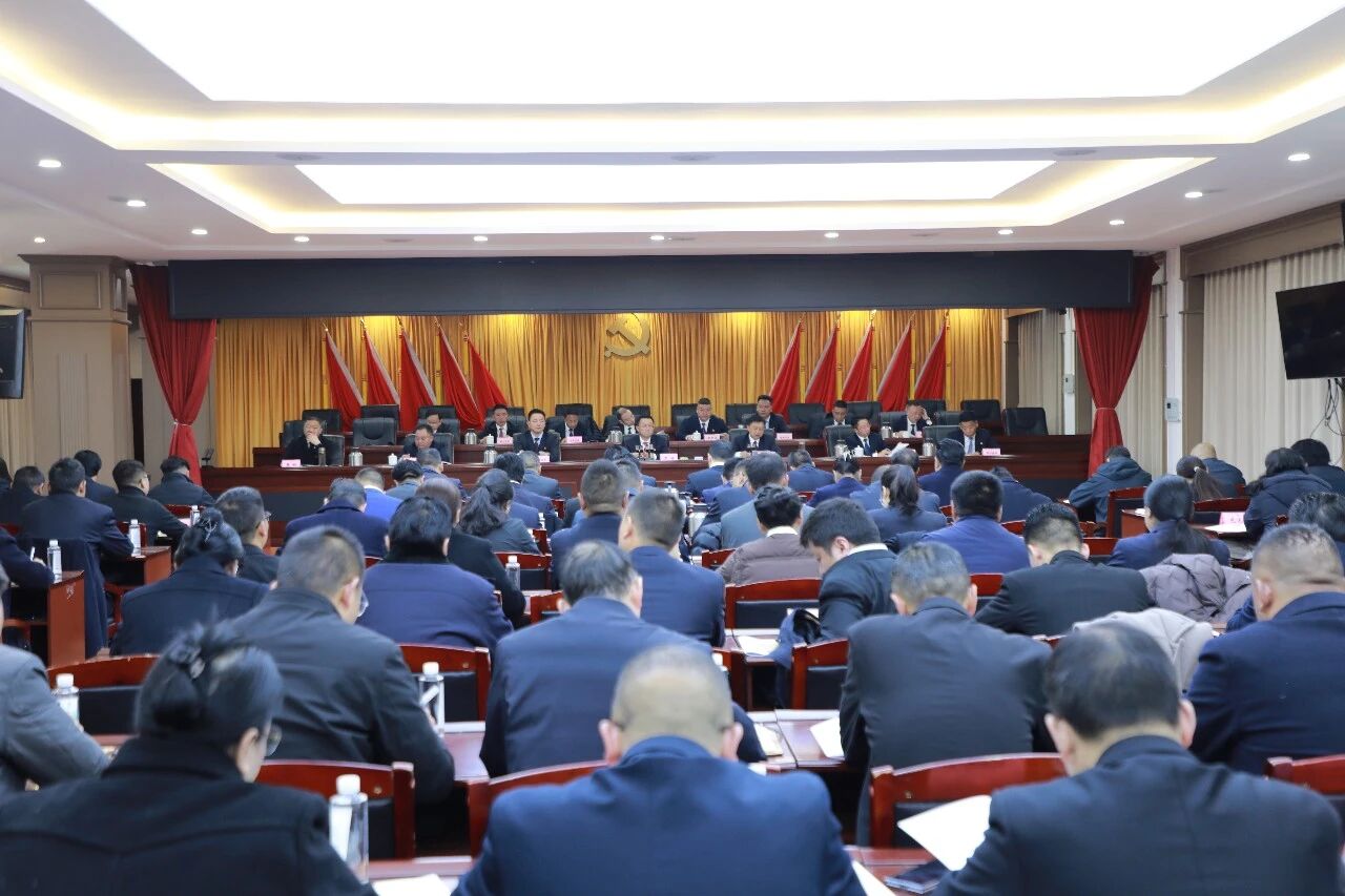 【乘势而上 追赶跨越】罗林在县委经济和农村工作会议上强调：凝聚“乘势而上 追赶跨越”强大合力，确保“十五五”开好局、起好步
